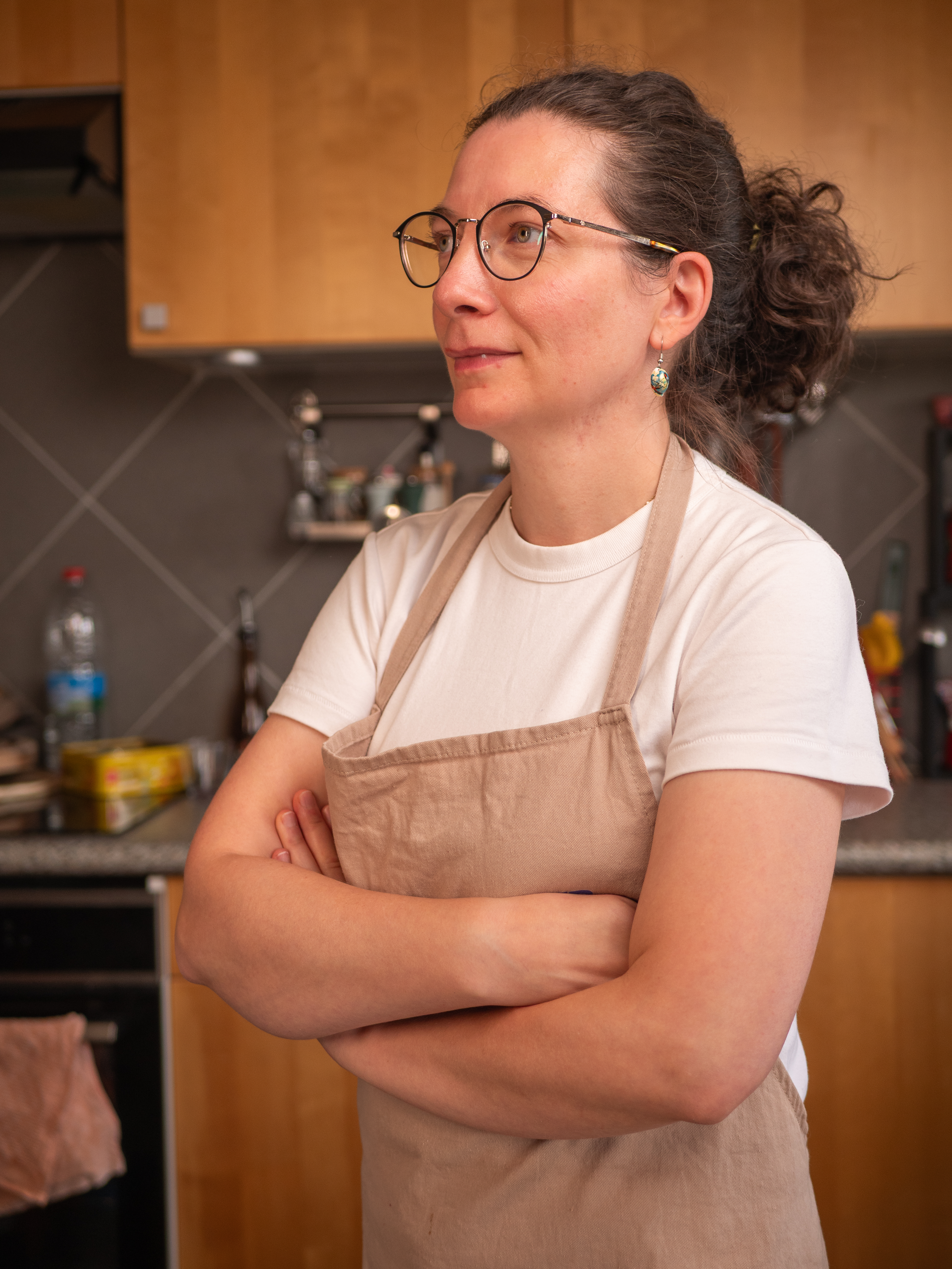 Aurore Borégale dans sa cuisine, bras croisés, à l'écoute