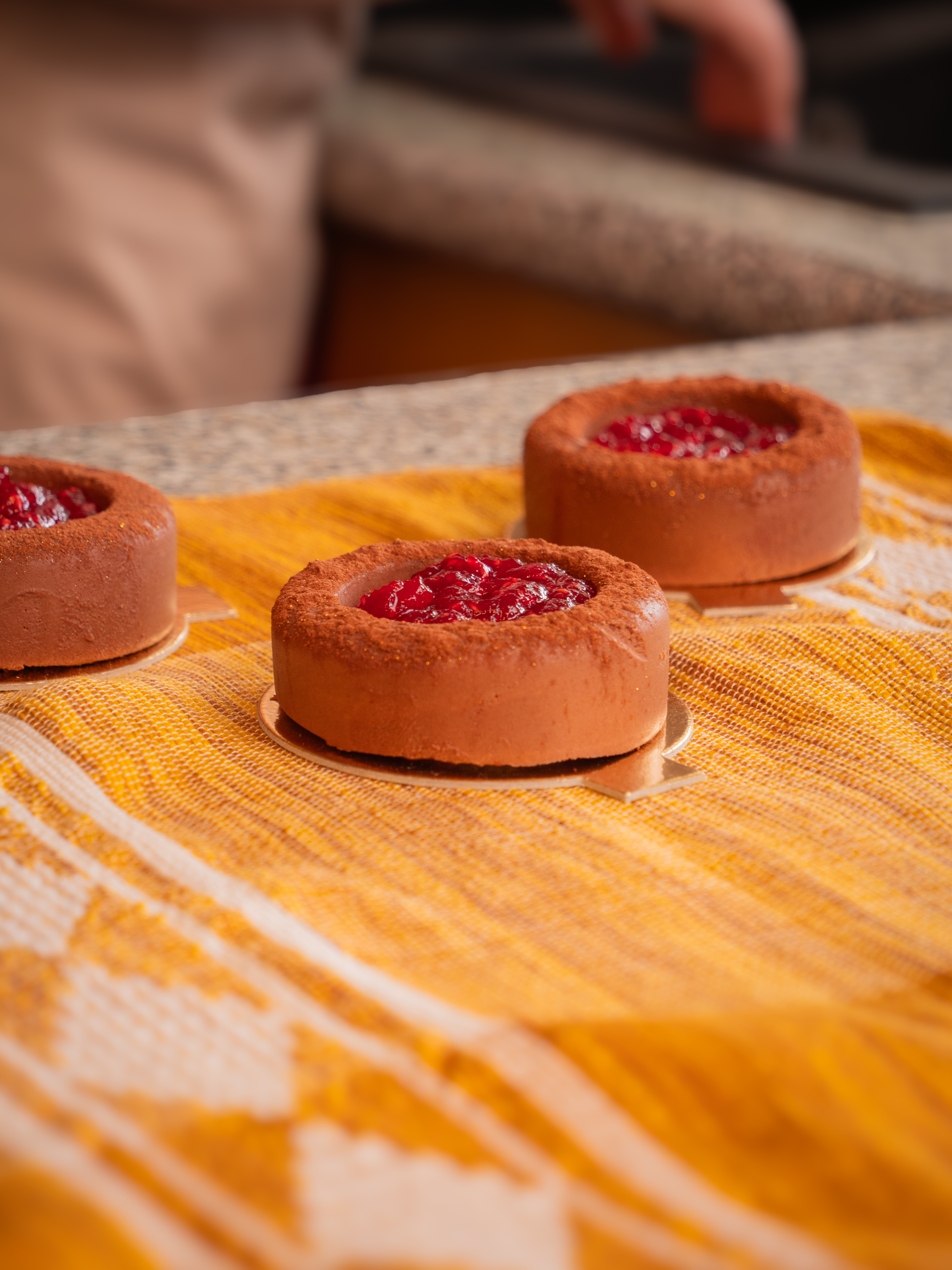 Tartelettes au chocolat garnies d'un cœur framboise, avant la crème