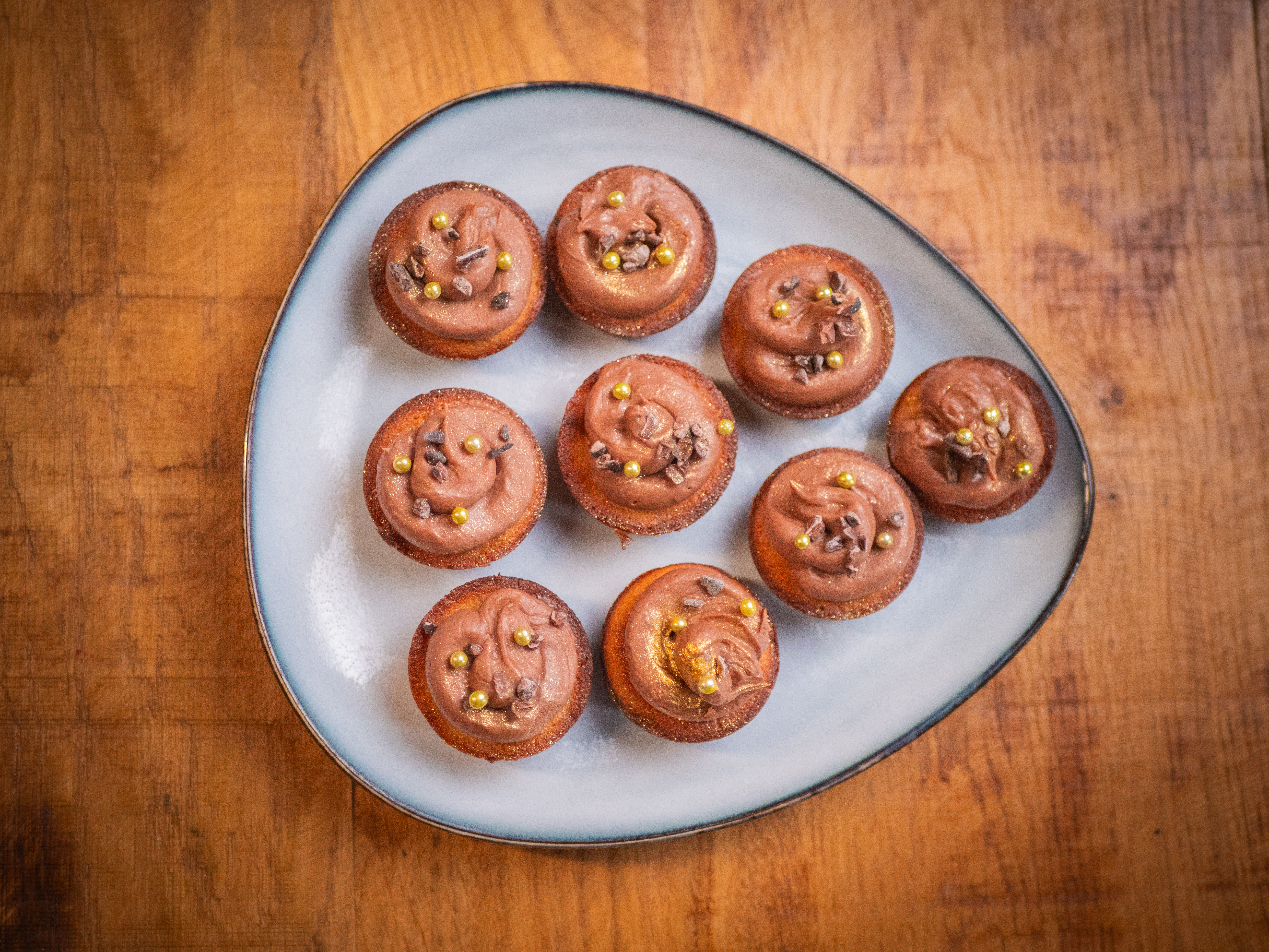 Mini-gâteaux au chocolat sur une assiette, vue du dessus