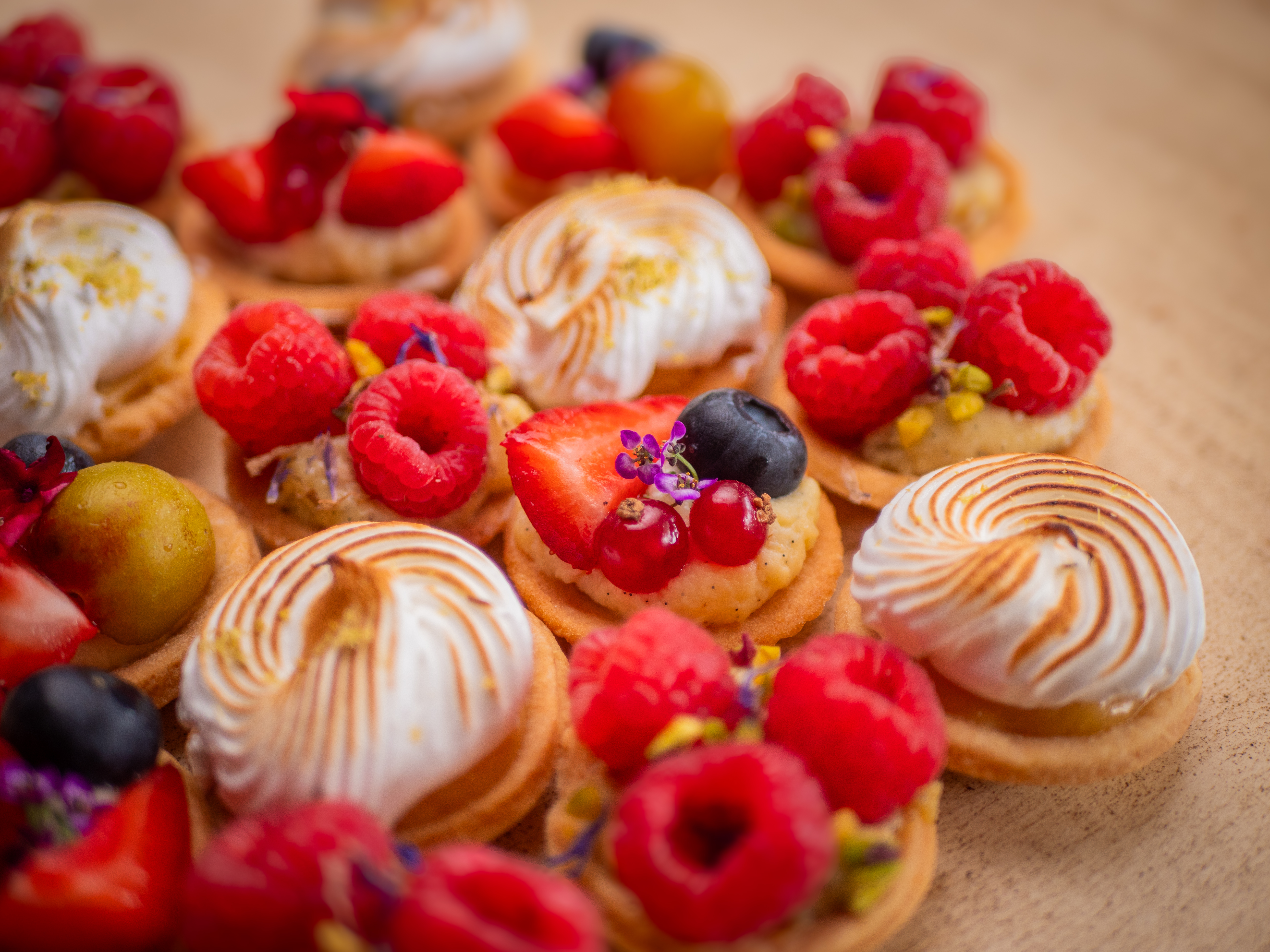 Mini-tartelettes citron meringuées et aux fruits rouges