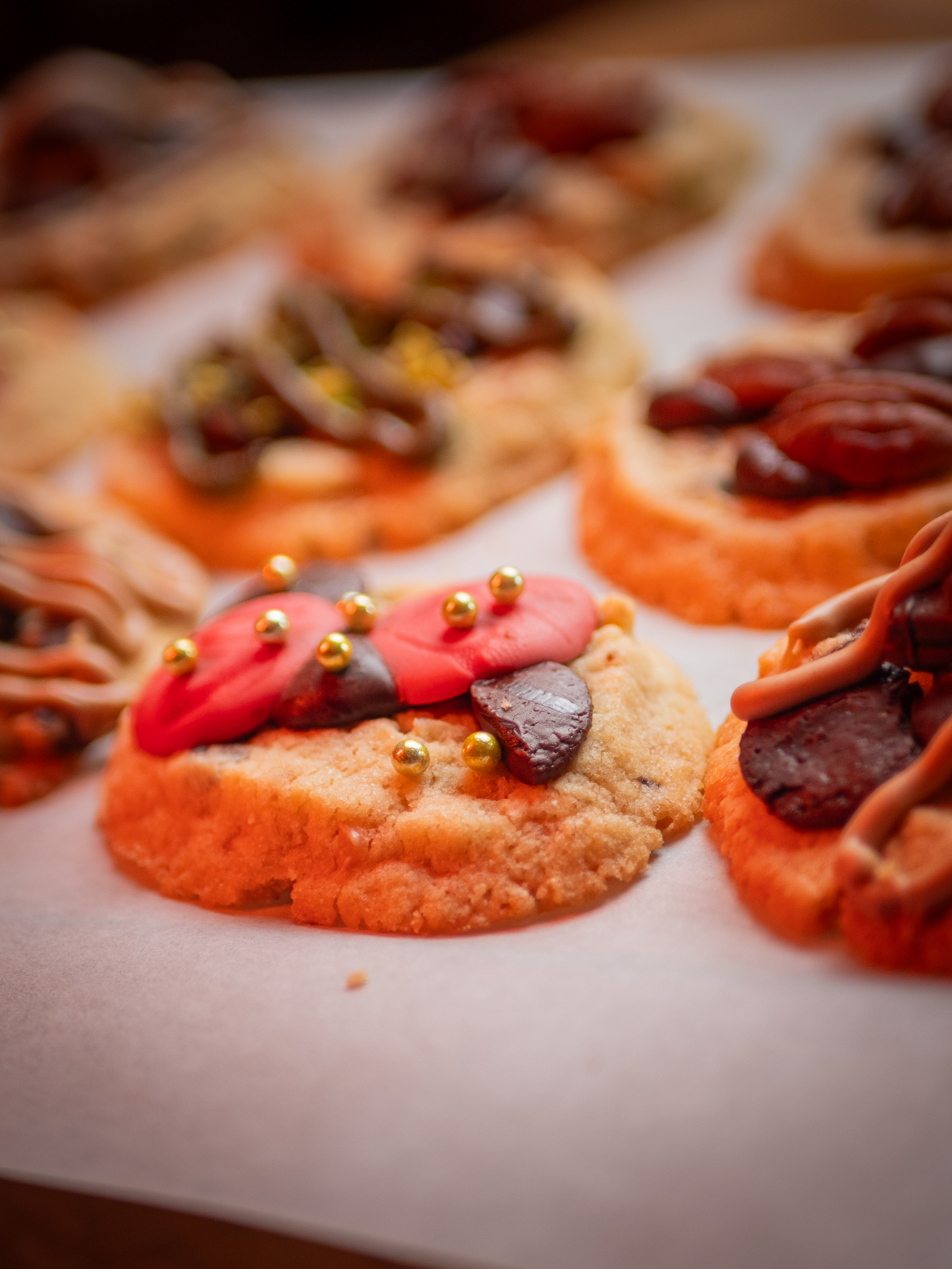 Cookies garnis de pastilles de chocolat, de perles dorées et de noix de pécan